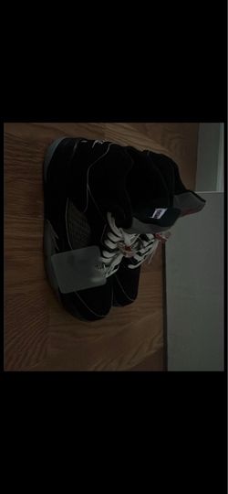 Jordan’s 5 metallics size 8.5