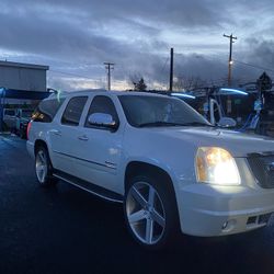GMC  Yukon Denali XL 2011