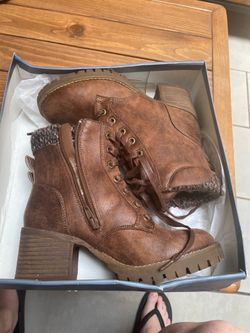 Women’s new in box boots size 6.5