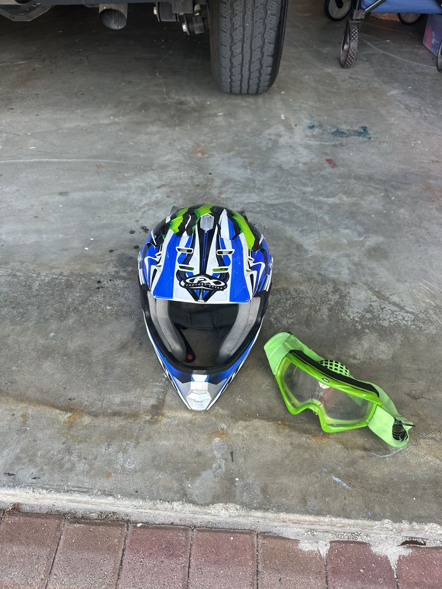 Motorcycle/dirt Bike Helmet And Goggles