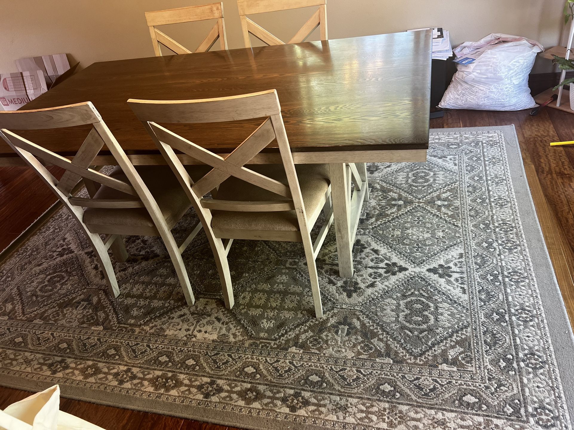 Dining Table/Chairs/Rug