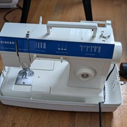 Singer Sewing Machine With Carry Case