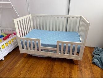 Child craft crib with Newton breathable mattress