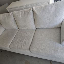 💺NICE COMFY GREY COUCH NO RIPS OR TEARS SERFACE CLEAN AND YOU GOOD.🏡 PICKUP IN STOCKBRIDGE,🏫