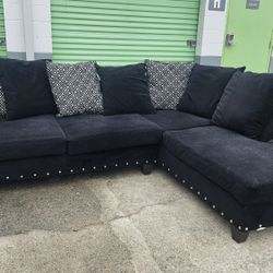 Black Studded Sectional (Free Delivery 🚚)