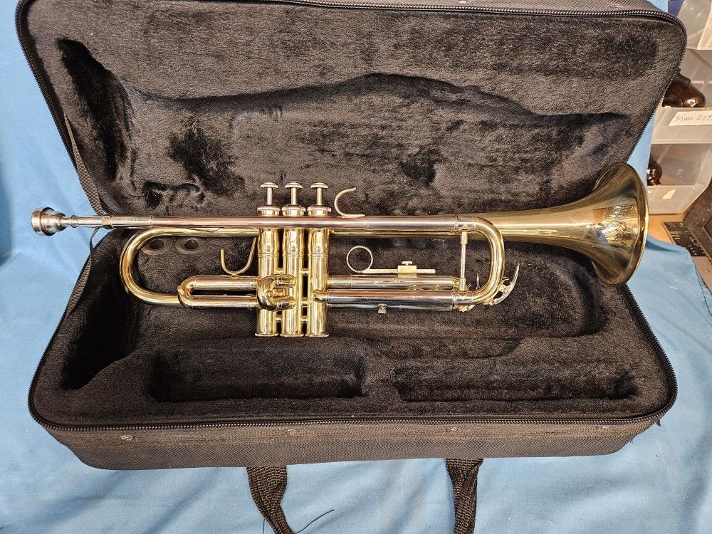 CONN-SELMER PRELUDE TR711 TRUMPET WITH PADDED CASE