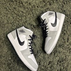 Air Jordan 1 Mid Smoke Grey