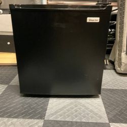 Magic Chef 1.7 cu. ft. Mini Compact-in Fridge in Black