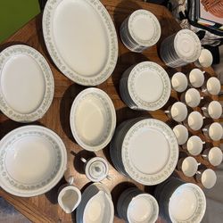 Noritake “Lexine” 7007 Fine Ivory China Set (95 total pieces)