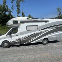 2016 Winnebago View M-24J – Mercedes Sprinter Diesel – Like New