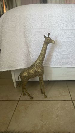 Heavy giraffe figure