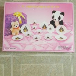 Christmas Porcelain 17 Piece Tea Set. Brand New
