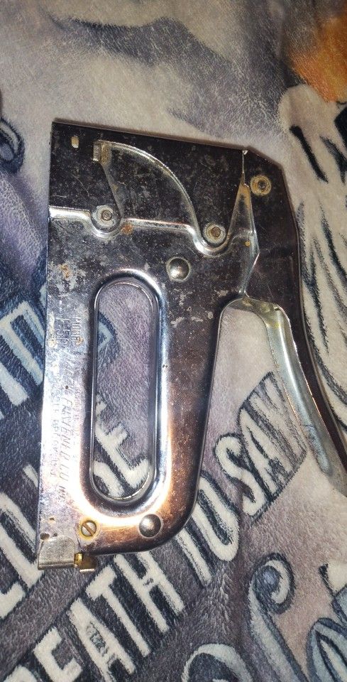 Staples Hand Gun
