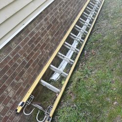 28 Ft Ladder With Gutter Hooks And Corner Brace