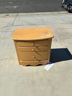 Small dresser/nightstand/3 drawer chest