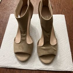 Woman Heel Shoes 👠 7 1/2 Size