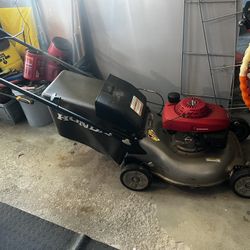 Honda lawn mower with a GCV160 engine 