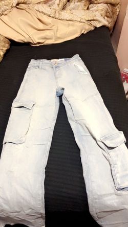 Light blue jeans with pockets