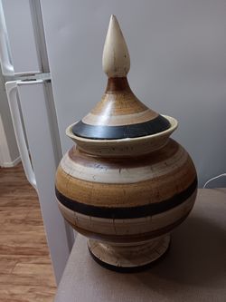 Decor does open room for things inside clay pot heavy 30$obo
