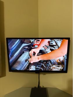 Insignia 24” Tv with Wall Mount / Excellent Condition