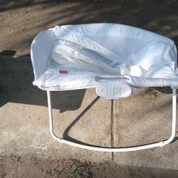 !! Rocking Baby Bassinet Works Great 