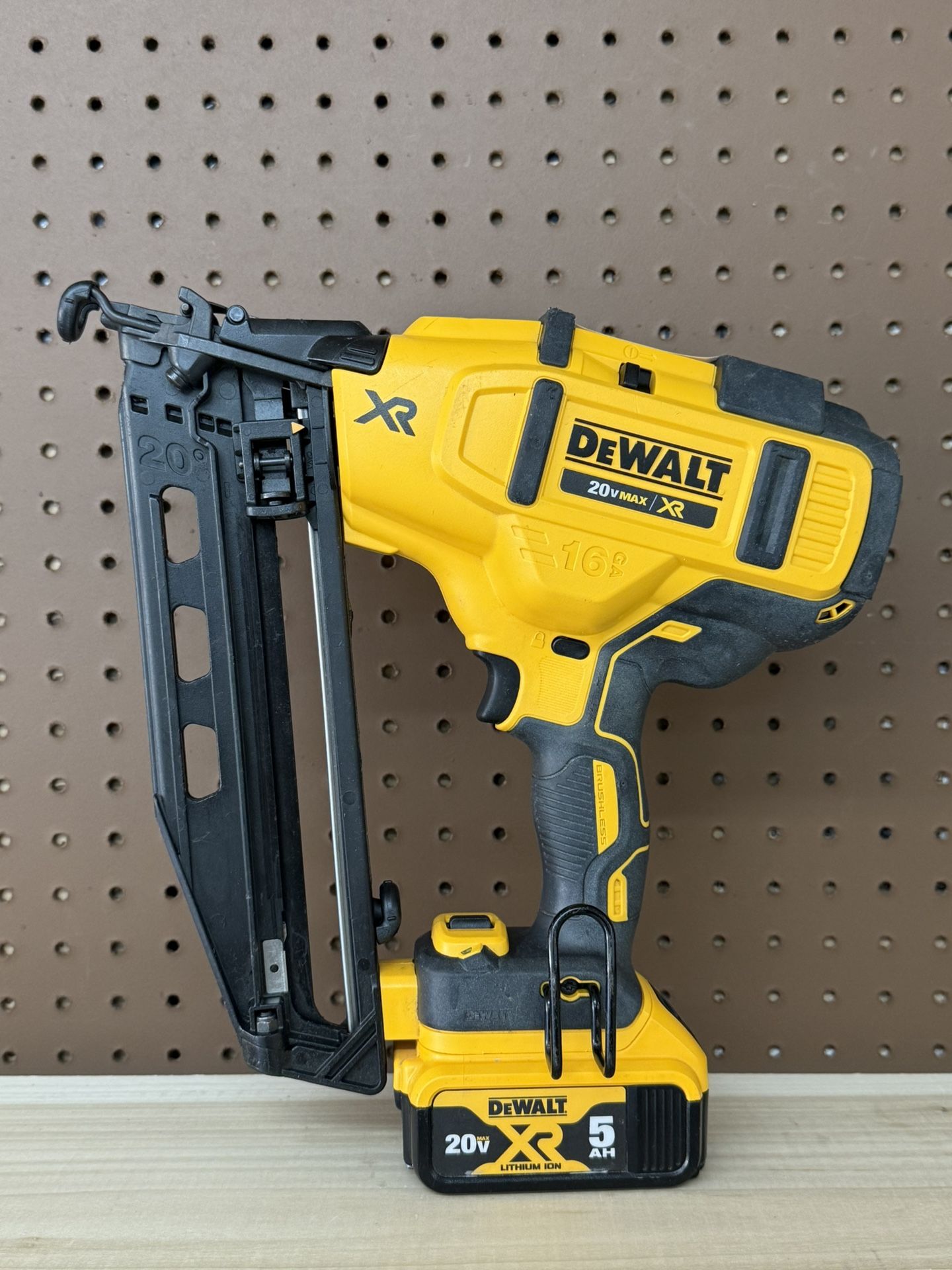 DeWalt DCN660 20V 16GA 2-1/2" Angled Finish Nailer w/5Ah Battery
