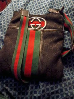 Vintage Gucci crossbody bag in great condition and hard to find
