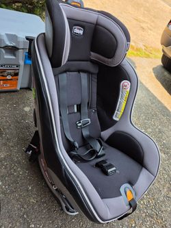 Chicco NextFit Zip Convertible Car Seat - Mfd 2022 (Valid until 2030)