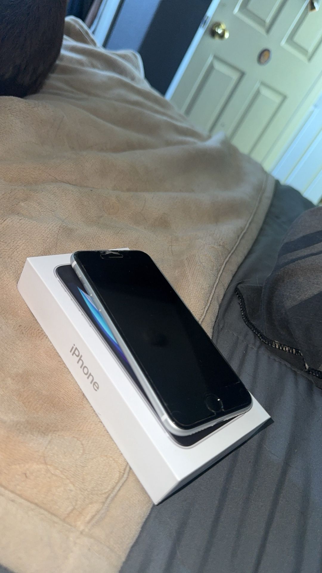 iPhone SE 128G White