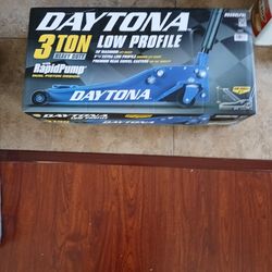 Brand New Daytona Heavy Duty 3 ton low profile floor jack with Rapid Pump