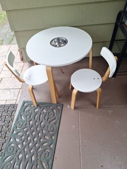 24x21 toddlers play/ activity table and chairs