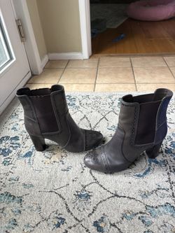 Tod’s leather ankle boots in grey/brown color with a 3.5 inch block heel and brogue detailing on the toe
