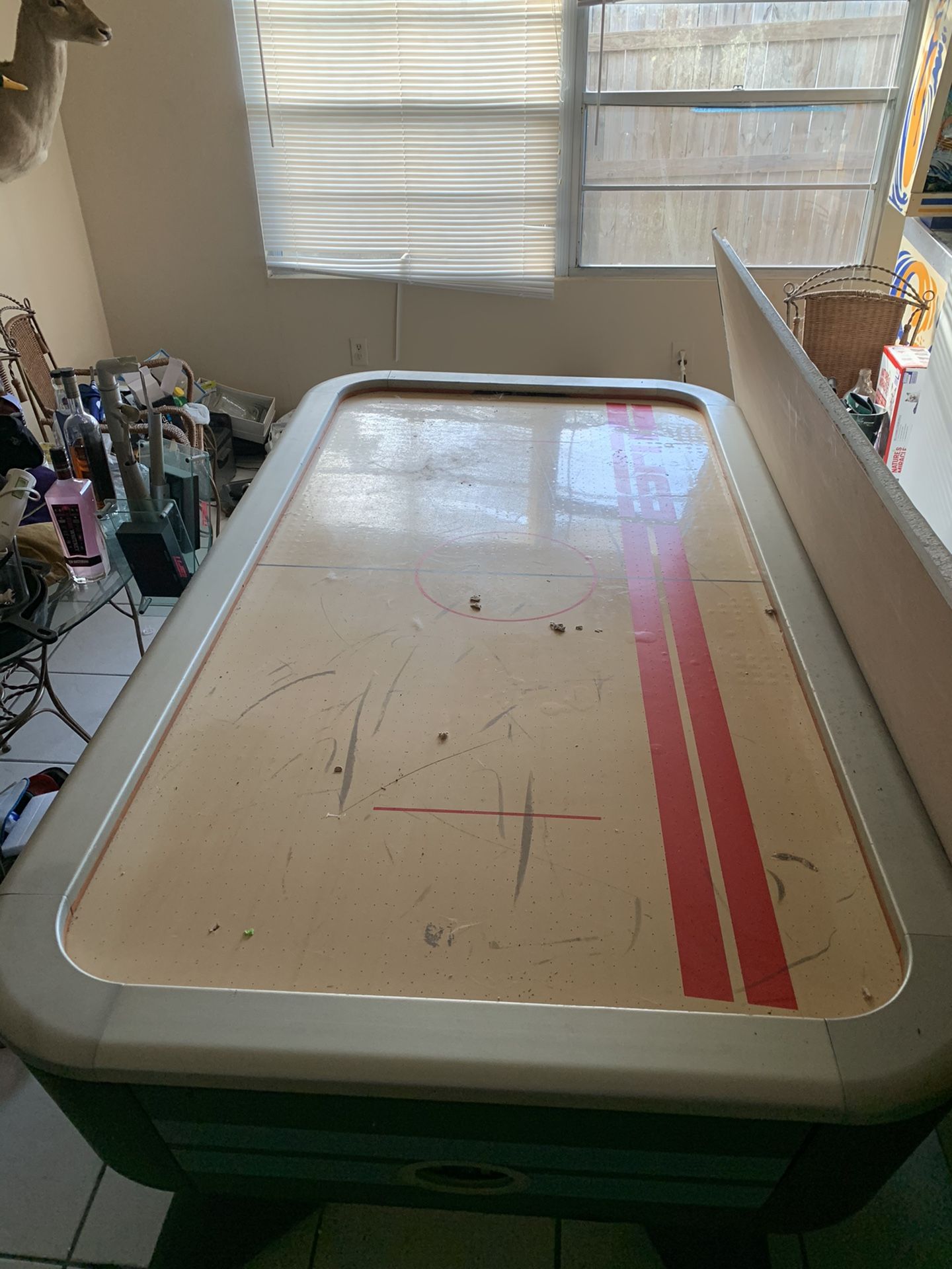 Air hockey table