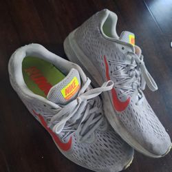 Women's NIKE Running Shoe Size 8