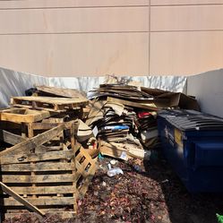 FREE CARDBOARD / PALLETS