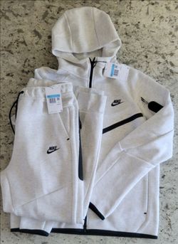 Nike Tech set light grey in Small & Medium