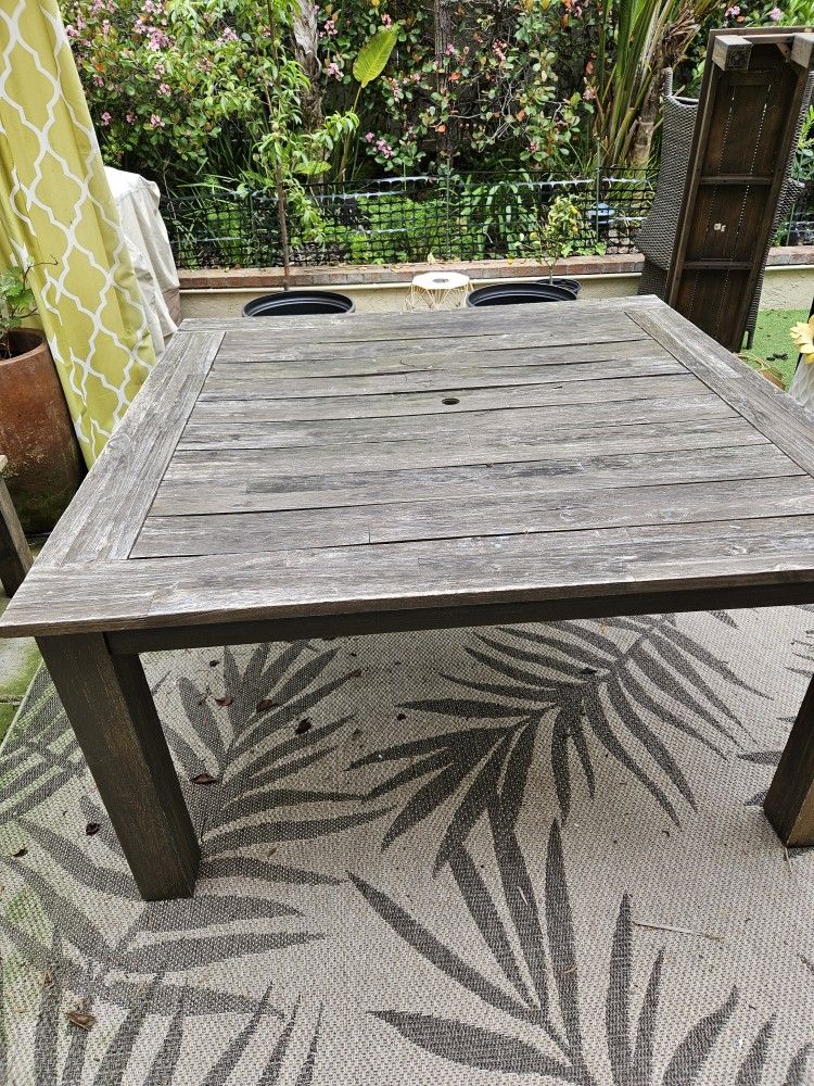 Outdoor Table & Rugs