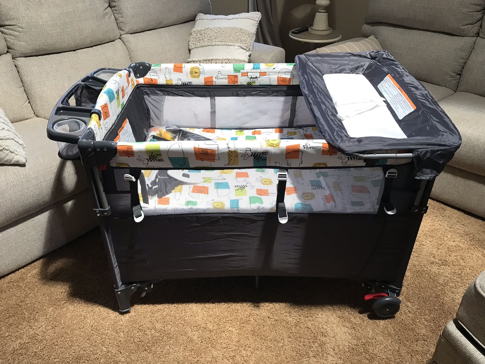 Pack & Play 5-in-1 Pack and Play, Baby Bedside Sleeper with Bassinet, Multifunction Bedside Crib from Newborn to Toddlers, U-Shaped Diaper Changer, Pl