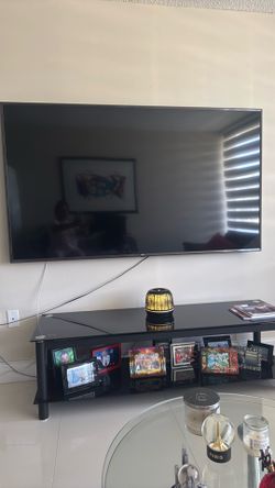 Se vende  TV 75. Mesa de comedor