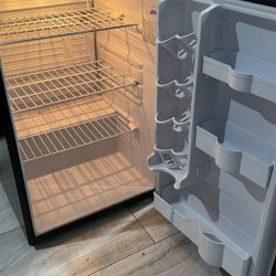 Black Mini fridge 33Hx21W