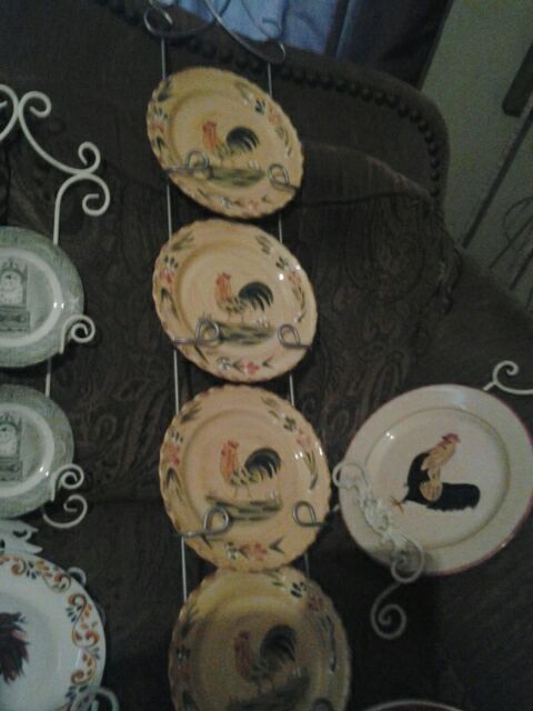 New 4pc decorative rooster plates with rack