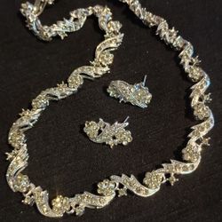 SILVER TONED NECKLACE & EARRING SET