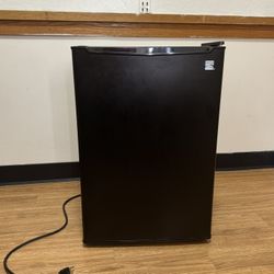 Kenmore 2.5 cu-ft Mini Fridge - Black