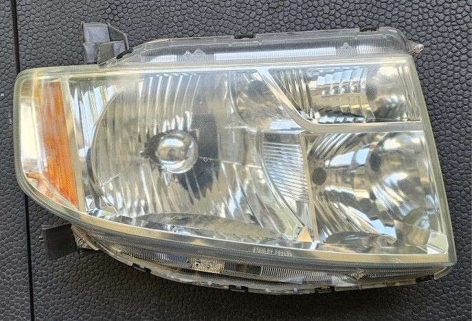 2009-2011  Honda Element Headlight Driver Left Side OEM 33151-SCVA40 2010

Removed from 2011 Element. Headlights have normal wear. Please message me i