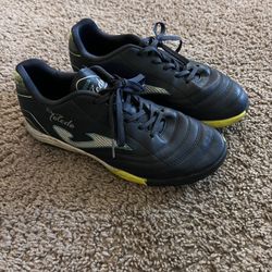 Youth Size 6 Indoor Soccer Cleats Used 