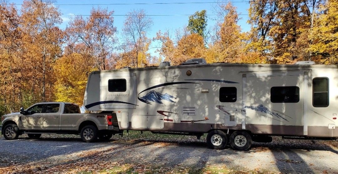 2008 Keystone Mountaineer. 32' 5th Wheel With 3 Slide Outs.