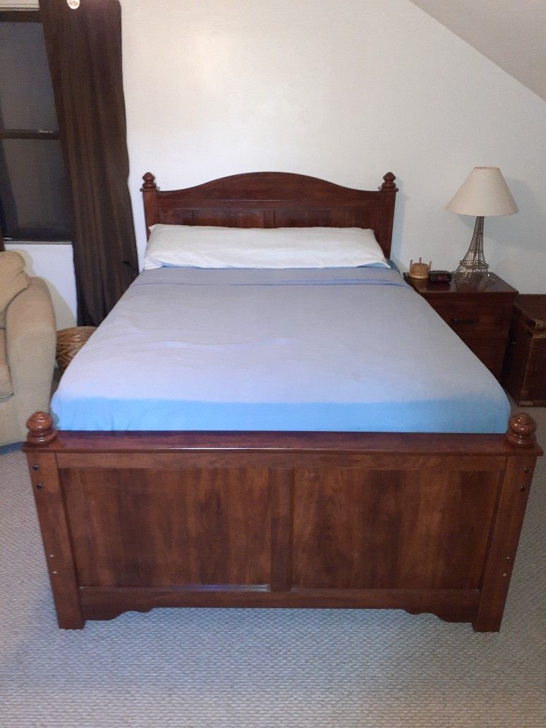 New 5-piece Solid Wood Bedroom Set