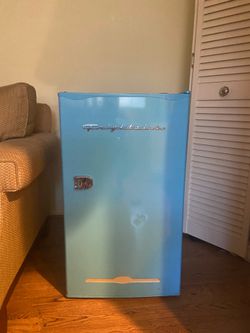 Vibtage baby blue mini fridge