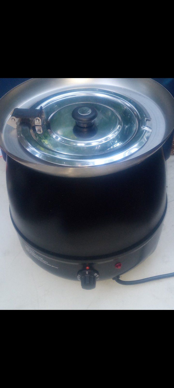 Avantco S30 11 Qt. Round Black Countertop Food / Soup Kettle Warmer - 120V, 400W

