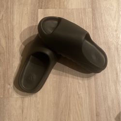 Brand New Black Yeezy Slides ‘Onyx’ Size 10